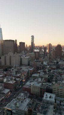 Manhattan 'ın orta kesimindeki Tribeca mahallesi hareketli caddeleri ve yeni yerleşim yerlerindeki manzarası ile, 56 Leonard Caddesi dikey bir videoda resmedildi..