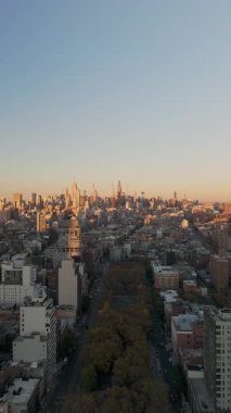 Sıcak güneş ışığı, New York 'un İki Köprü Mahallesi' ndeki hareketli Christie caddesini yıkıyor ve dikey bir videoda canlı şehir manzarası yaratıyor..