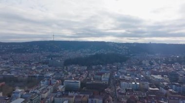 Stuttgart şehir manzarası, kent mimarisi üzerinde yükselen, parlak kış güneşi altında panoramik manzaraları yakalayan, tarihi Televizyon Kulesi 'ni gözler önüne seriyor..