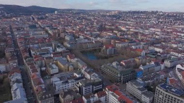 Stuttgart 'ın hava görüntüleri dinamik şehir manzarasını, konut ve ticari alanları, tarihi St. Johns Kilisesi mimarisini gözler önüne seriyor..