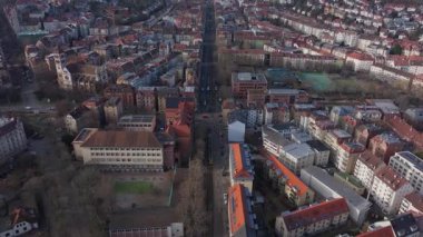 Hava perspektifi Stuttgart 'ta şehir merkezindeki bir caddede hareket eden çok sayıda araç ve tramvayı gösteriyor...