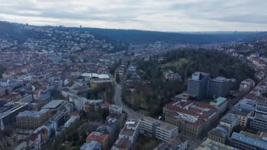 Hava manzaralı Stuttgart şehir manzarası, Karlshohe tepesi ve parkın şehir arazisi ve yeşilliklerin ortasındaki yükselişi.