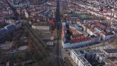 Stuttgart tramvayı şehir merkezindeki bir cadde boyunca ilerliyor, hava görüntüsü araçların eğitim binası ve oyun alanlarının yakınındaki bir yerleşim alanından geçtiğini gösteriyor..