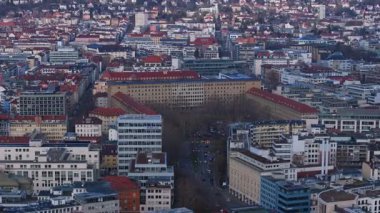 Stuttgart şehir merkezinin şehir geometrisi, Oberfinanzdirektion 'un Rotebuhlbau evi ve vergi daireleri de dahil olmak üzere binaları hava perspektifinden gözler önüne seriyor..