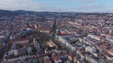 Stuttgart şehir manzarası kentsel mimari düzeni, sokak ağlarını, tepeden görünen yeşil alanları, konut bölgelerini gösteriyor.
