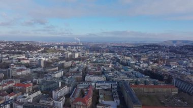 Stuttgarts sergilenen manzaralı hava manzarası açık bir kış gökyüzü altında şehir manzarası ve mimarisi, kentsel tasarım ve manzarayı vurguluyor.