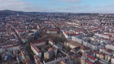 Stuttgart şehir merkezinin hava manzarası Alman büyük kentinin binaları, caddeleri ve parklarıyla ufka doğru genişliyor..