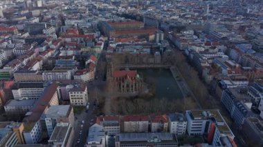 St. Johannes Kilisesi ve Stuttgart West 'teki Feuersee Gölü' nün havadan görünüşü kentsel şebeke, geometrik tasarım kışın.