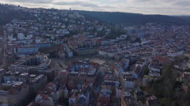 Havadan bakıldığında Stuttgarts 'ın yoğun kentsel yerleşim alanı olduğu, yuvarlanan yamaçlar ve şehir trafiği boyunca mimari karmaşıklığı yönettiği görülüyor..