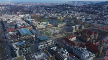 Schlossplatz, Neues Schloss ve Staatsgalerie ile Stuttgart şehir merkezinin hava görüntüsü, kentsel gelişimi gösteriyor.