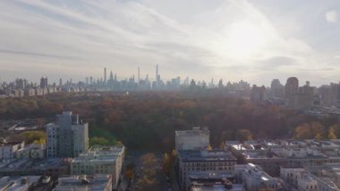 Aşağı Manhattan Finans Bölgesi 'nin ufuk çizgisini ve Dünya Ticaret Merkezi' ni görüntüleyen hava manzarası Hudson Nehri kentsel manzarasına gölge düşüren dramatik alacakaranlık renkleri.