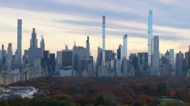 Aşağı Manhattan 'ın gökdelenleri, gökdelenler, gökdelenler ve bulutlu gökyüzü altındaki Özgürlük Kulesi, şehir mimarisini vurguluyor..