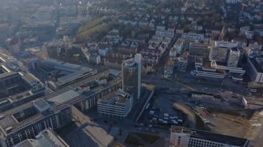 Almanya 'nın Stuttgart kentindeki Mailander Platz' daki LBBW kulesinin hava görüntüsü, modern mimari, kentsel gelişim ve ulaşım altyapısı.