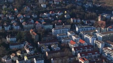 Geleneksel alçak evler ve modern apartman dairelerinin bir karışımının yer aldığı Stuttgart, Almanya 'da ikamet yeri.