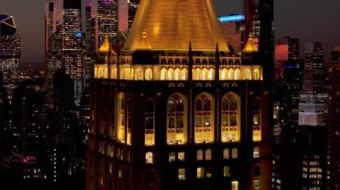 New York Life Binası, Rose Hill 'deki Madison Bulvarı' ndaki sanat deco gökdeleni ve Manhattan, New York 'taki NoMad mahallelerini aydınlatıyor..