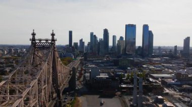 Queensboro Köprüsü 'nü çeken hava görüntüleri yavaş yavaş Queens, New York' taki etkileyici Long Island siluetini gözler önüne seriyor..