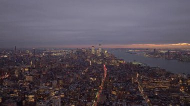 New York 'ta Manhattan' ı kaplayan mor alacakaranlık manzarası aydınlık gökdelenler arasında parlayan sokak ışıkları, ruhani şehir manzarası..