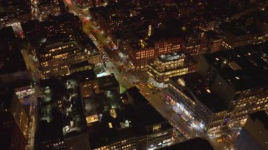 Manhattan sokaklarını saran, hareketli şehir manzarası, hareketli araçlarla dolu, hareketli şehir şebekesinden geçen, üç ayaklı bir çekimle aydınlatılmış yollar..