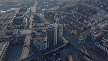 Almanya 'nın Stuttgart kentindeki Mailander Platz' da LBW kulesi, Gündüz vakti hava manzarası. modern mimari, kentsel gelişim ve ulaşım altyapısı