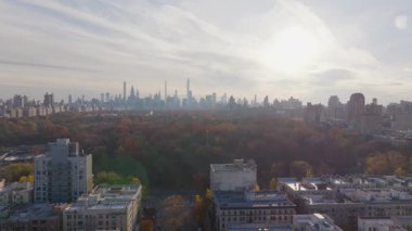 Sonbaharda Newport bölgesinde bulutlu bir gökyüzü manzarasında Ellipse gibi modern gökdelenlerle birlikte Long Island City gökdelenleri yükseliyor..