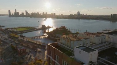 Harlem 'in havadan görünüşü, Manhattan' daki Marcus Garvey Village kompleksi, George Washington Köprüsü arka planı.