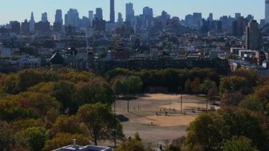Sonbaharda Brooklyn Tepeleri üzerindeki hava manzarası arka planda Manhattan ufuk çizgisini düşürüyor ve canlı bir şehir atmosferi yaratıyor..