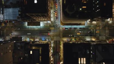 Manhattan, New York 'ta gece boyunca hareketli bir kavşakta zikzak çizen arabalar bu ikonik Amerikan şehrinin canlı şehir enerjisini ve hareketli trafiğini vurguluyor..