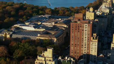 Kamera, güneşli bir sonbahar gününde Manhattan, New York 'taki Metropolitan Sanat Müzesi' nde hareket ediyor. Central Park ve Manhattan ikonik mekanı.