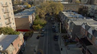 Queens 'teki Golden Renkli Sokak' ı çekerken çekilen görüntüler park halindeki arabaları ve New York 'ta sonbahar yapraklarını gösteren yerleşim yerlerini gösteriyor..