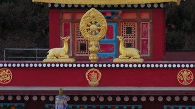 Phakding, Nepal 'deki manastırda Himalaya' nın dramatik dağ zeminli klasik Sherpa Budist tasarımı sergileniyor..