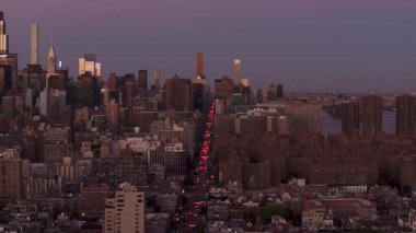 Kırmızı stop lambaları 1. Cadde 'den geçiyor. Stuyvesant Kasabası' nın yakınında. Manhattan 'ın doğu yakasındaki Peter Cooper Village..