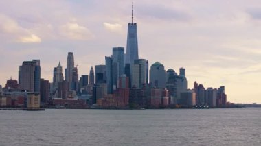 Jersey şehrinin gökdelenleri, altın gündoğumu altında ışıldıyor. Sıcak ışık ve canlı mimari siluetlerle parıldıyor..