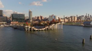 Güneşli bir sonbahar gününde Manhattan, New York 'un Chelsea semtlerindeki Little Island' ın hava manzarası..