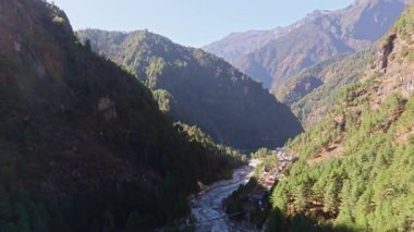 Himalaya dağları ve yemyeşil ormanları içine yerleşmiş Monjo köyü yakınlarındaki dalgalı sular Nepal 'in büyüleyici doğal manzarasını gözler önüne seriyor..