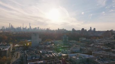 New Jersey, Jersey 'deki Hudson Nehri' ne bakan ofis ve apartman daireleri, gün batımında hava manzarası..
