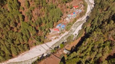 Bereketli orman ve Nepal 'in geleneksel köyü Jorsale' de Himalaya Dağları 'nın dramatik manzarasına yerleşmiş dolambaçlı nehirleri görüntüleyen hava görüntüleri..