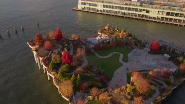 Şehir manzarasını yansıtan gün doğumu, Central Park rezervuarı Yukarı Batı Yakası ufkunu Manhattan 'daki mimari kentsel unsurlarla yansıtıyor..