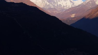 Sıcak güneş ışığı yavaş yavaş Everest Dağı 'nı aydınlatarak Himalayalar' ın altın sabah manzarasını gözler önüne serdi..