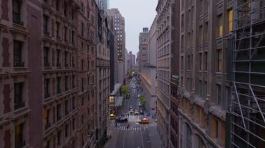 Alacakaranlık sokak manzarası, Manhattan şehir merkezindeki binaları, trafik akışını ve küçülen metropol siluetine karşı ikonik mimari siluetleri gözler önüne seriyor..