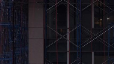 New York şehrinin hava görüntüsü yoğun trafiğin Doğu 42. Cadde 'de dolaştığını gösteriyor. Şehir şebekesi dramatik bulutlu ufuk çizgisinin altında uzanıyor..