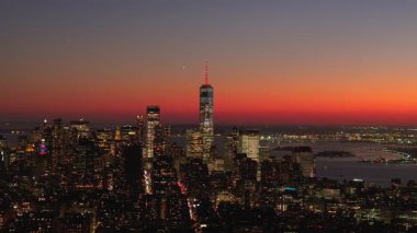 New York 'ta Manhattan' ın bir Dünya Ticaret Merkezi ve Finansal Bölgesi ufuk çizgisi, dinamik kentsel manzarayı gün ışığından akşama geçerken vurguluyor.