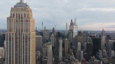 Güneş ışığı Manhattan şehir merkezindeki gökdelenleri yavaşça aydınlatıyor. Empire State Binası terası havadan perspektife yakın..