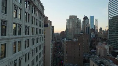 Manhattan, New York 'un şehir manzarası üzerinde hava manzarası. Binaların, pencerelerin, apartmanların, aşağıdaki trafiğin yakın görüntüsü.
