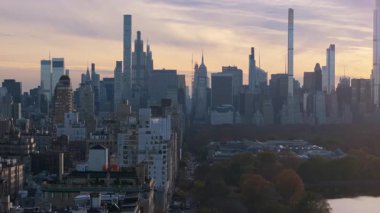 Yakın akşam hava perspektifi aydınlanmış gökdelenleri ve New York şehrinin ikonik Manhattan 'daki hareketli caddeleri gösteriyor.