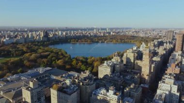 Hava manzaralı Central Park, Jacqueline Kennedy Onassis rezervuarının yanı sıra çarpıcı Yukarı Batı Yakası silueti New York 'ta.