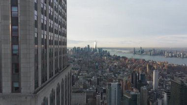 Empire State Binası 'ndan New York' a kamera geliyor. Bir Dünya Ticaret Merkezi ve Manhattan ufuk çizgisi uzaktan görülebiliyor.