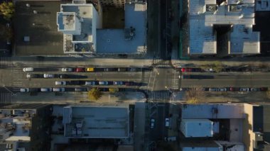 New York şehrinin ufuk çizgisi karmaşık sokak şebekesini, park edilmiş araçları, yüksek açılı manzaradan mimari karmaşıklığı, metropol enerjisini ve şehir dinamiklerini ortaya çıkarıyor..