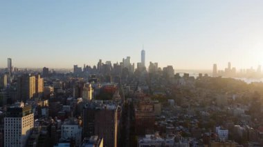 Aşağı Manhattan 'ın Finansal Bölgesi' nin gökyüzü manzarası. Bir Dünya Ticaret Merkezi, gün batımında New York Citys gökdelenlerini nefes kesici bir şekilde gösteriyor..