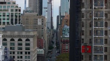 Havadan görüntüler New York 'un ikonik siluetini vurguluyor, konut kulelerini, işlek caddeleri ve aşağıdaki canlı şehir manzarasını ören sarı taksileri sergiliyor.