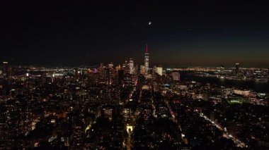 Geceleri New York şehrinin gökyüzü manzarası yükseliyor. Manhattan 'ın Finansal Bölgesi ve Empire State Binası' ndaki Dünya Ticaret Merkezi 'nin ikonik simgeleri.